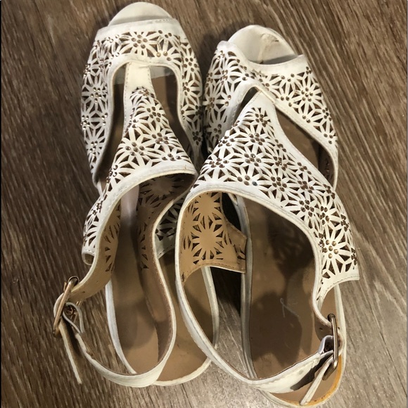 Beautiful White style heels - Picture 2 of 3